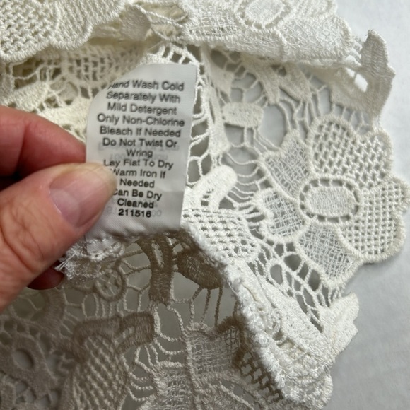 CABI NEEDLE OFF WHITE LACE SLEEVELESS ZIP BACK SHELL CABI SZ M - Picture 11 of 16